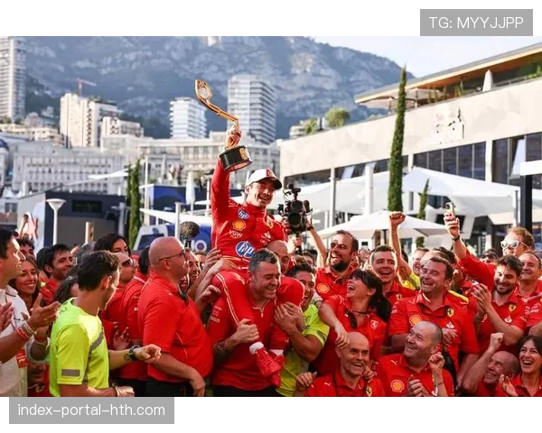 巴林站颁奖台，维斯塔潘喷洒香槟时与身旁的勒克莱尔开起玩笑