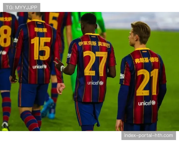 “皇家马略卡球员身穿特别球衣，庆祝赞助商Estrella Damm成立150周年”